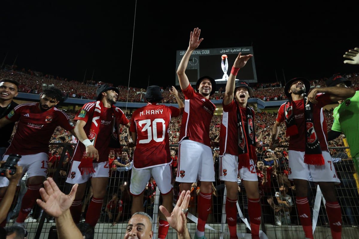 كهربا يحتفل بالعلم على طريقة علي البليهي بعد تتويج الأهلي (فيديو)