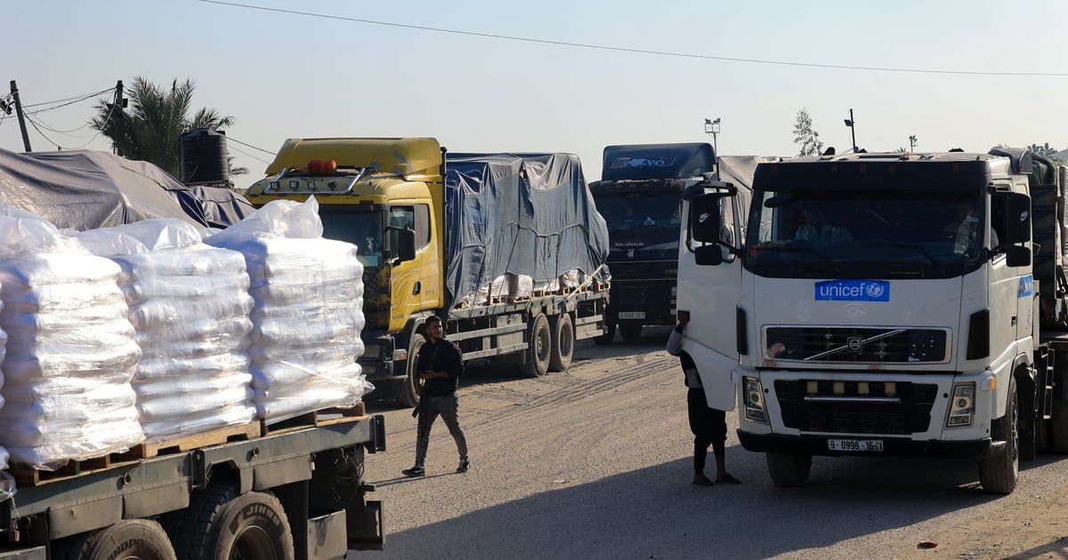 بدء دخول شاحنات مساعدات لغزة من معبر كرم أبو سالم