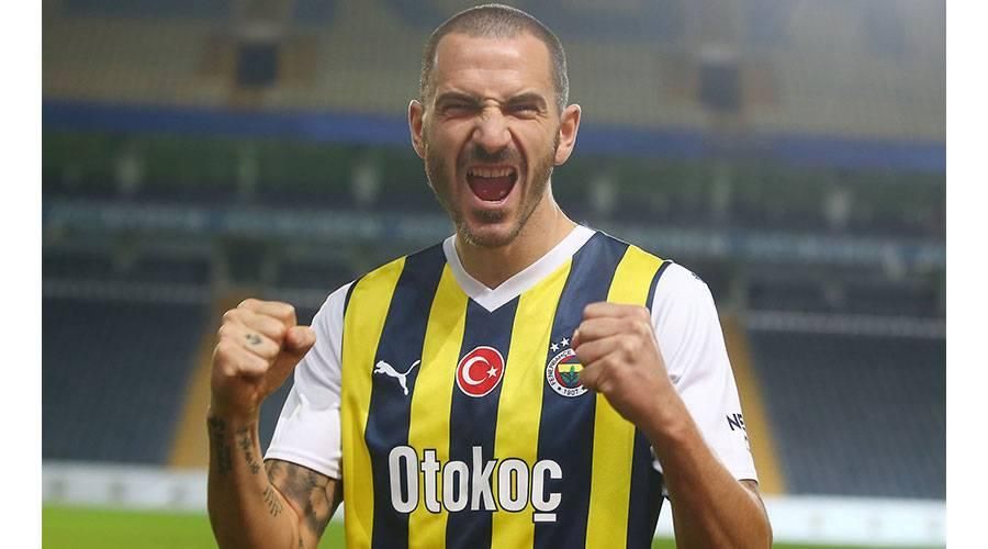 المدافع الإيطالي بونوتشي ينهي مسيرته الكروية