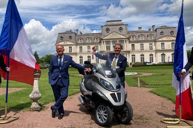 كان يستخدمها لرؤية عشيقته.. بيع دراجة فرنسوا هولاند بمزاد علني (صور)