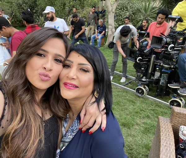 ياسمين عبد العزيز ترد على أنباء خلافها مع بدرية طلبة بصورة