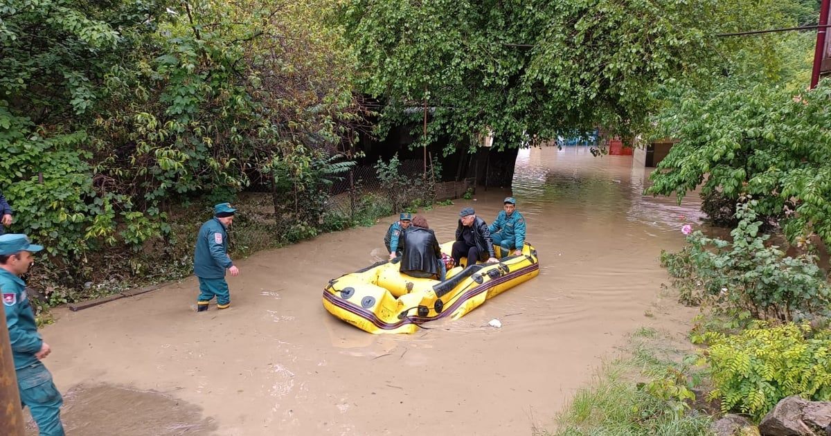 انعزال 15 قرية عن العالم بسبب فيضانات أرمينيا وجورجيا‎