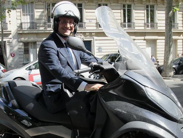 كان يستخدمها لرؤية عشيقته.. بيع دراجة فرنسوا هولاند بمزاد علني (صور)