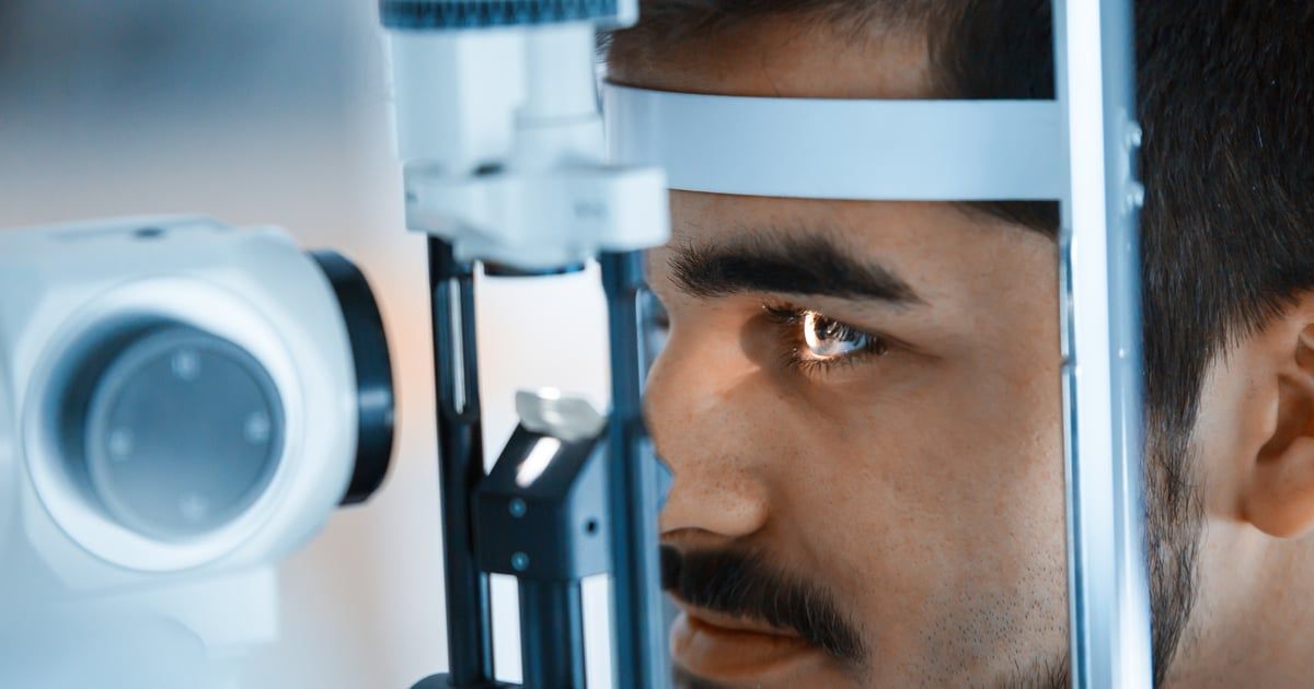 تلف قرنية شاب عشريني بسبب هذه العادة اليومية