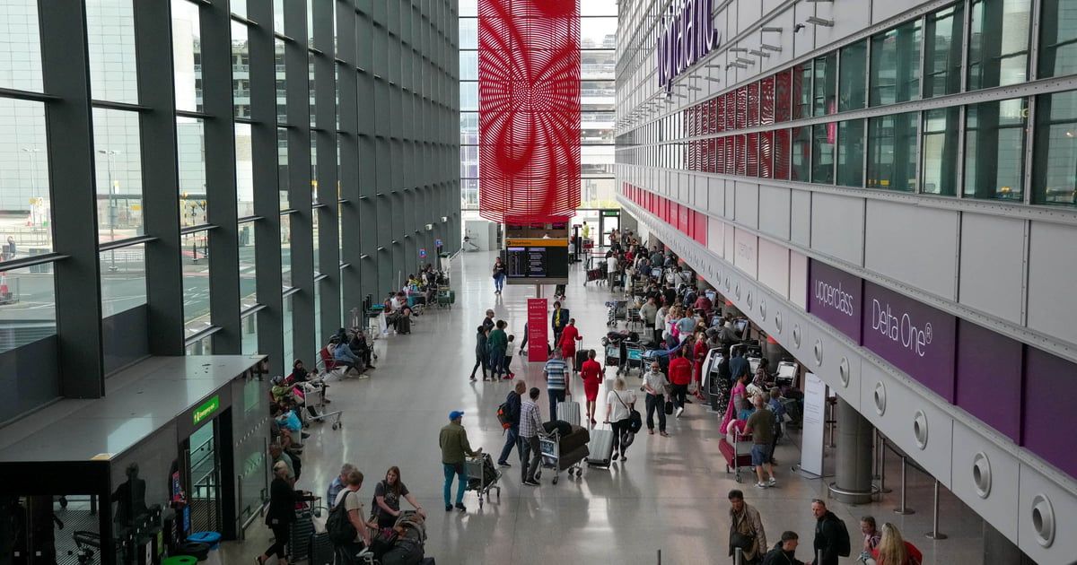 "شال" يسبب إعاقة دائمة لعاملة في مطار هيثرو