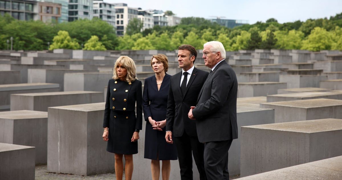 ضحكات قرب "المحرقة".. زوجتا الرئيسين الألماني والفرنسي تثيران الجدل (صورة)