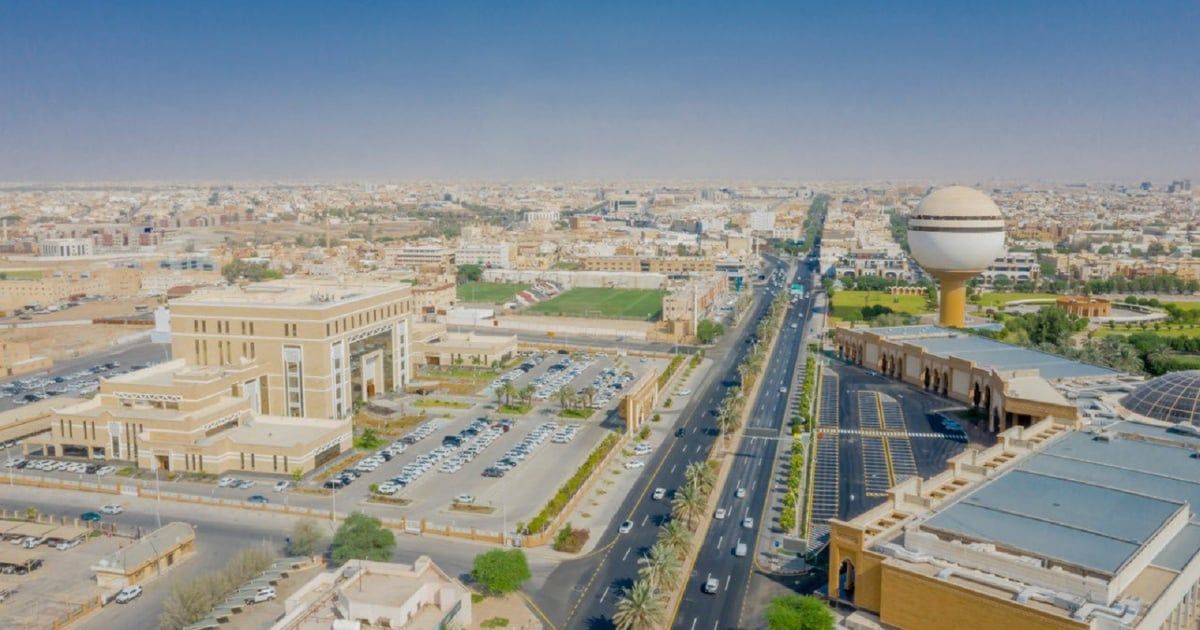 معلم سعودي ينقذ طالبًا من موقف محرج في حفل تخرجه (فيديو)