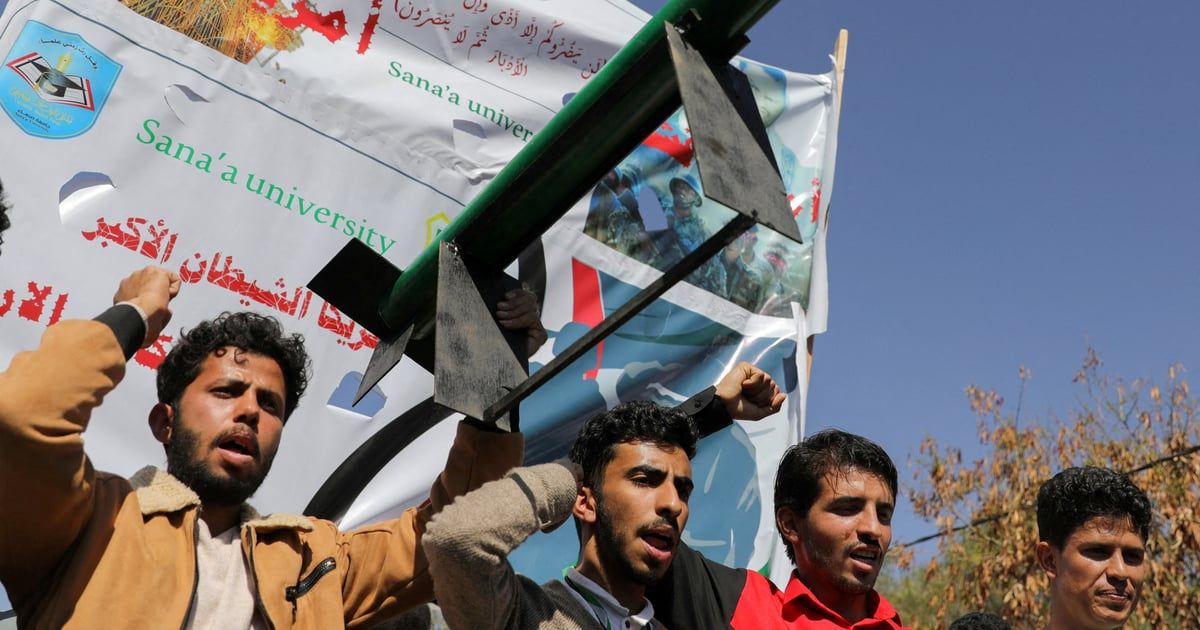 إيران تزود الحوثيين بصاروخ باليستي يُطلق من البحر