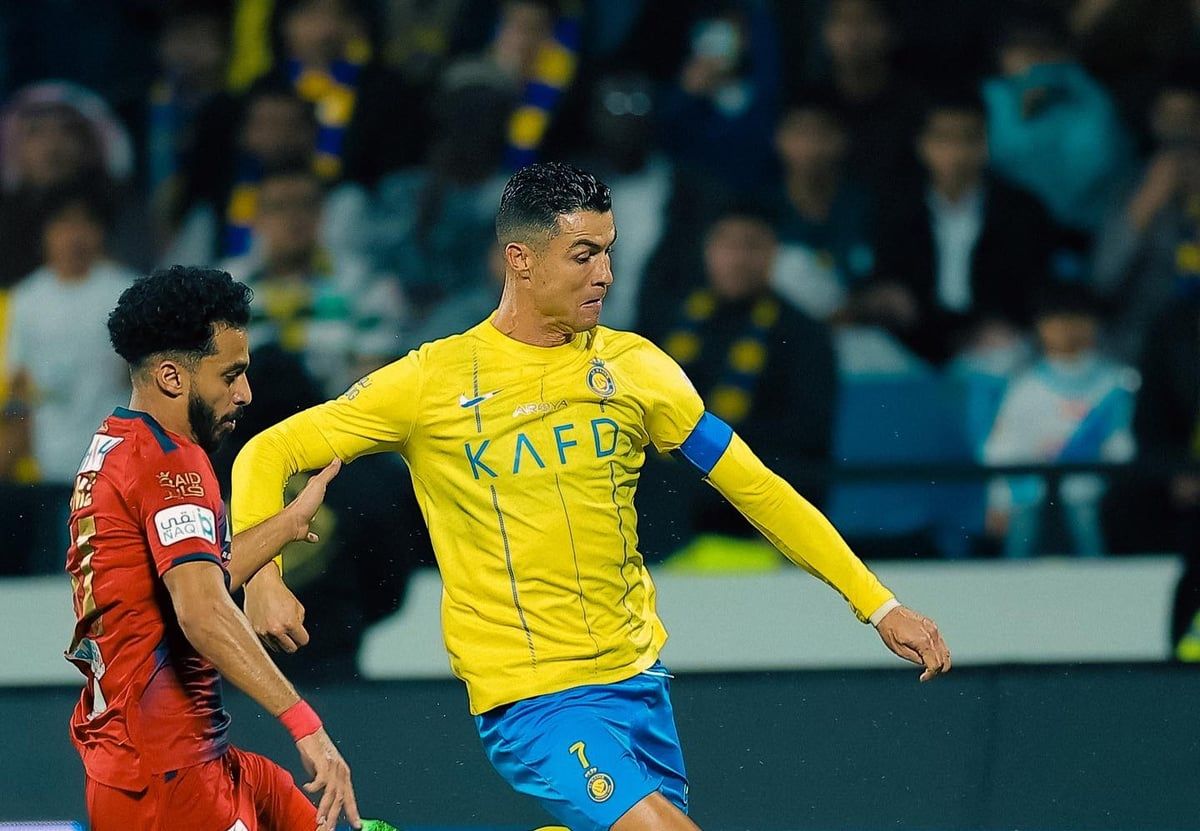 بسعادة بالغة.. رونالدو يقبل جائزة الحذاء الذهبي (صورة)