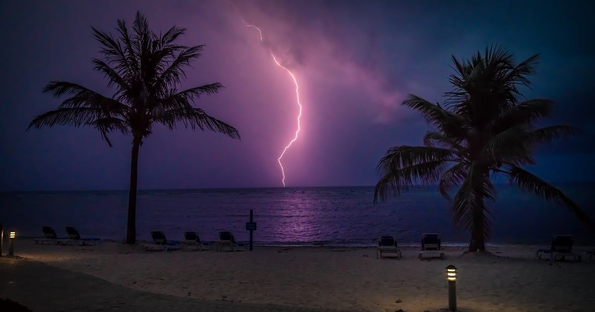 في مشهد صادم.. صاعقة تضرب 3 أطفال على أحد شواطئ بورتوركيو(فيديو)