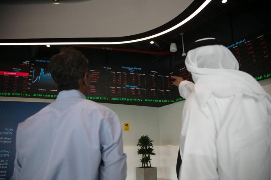 أسهم الإمارات تواصل التراجع وسط عمليات بناء مراكز