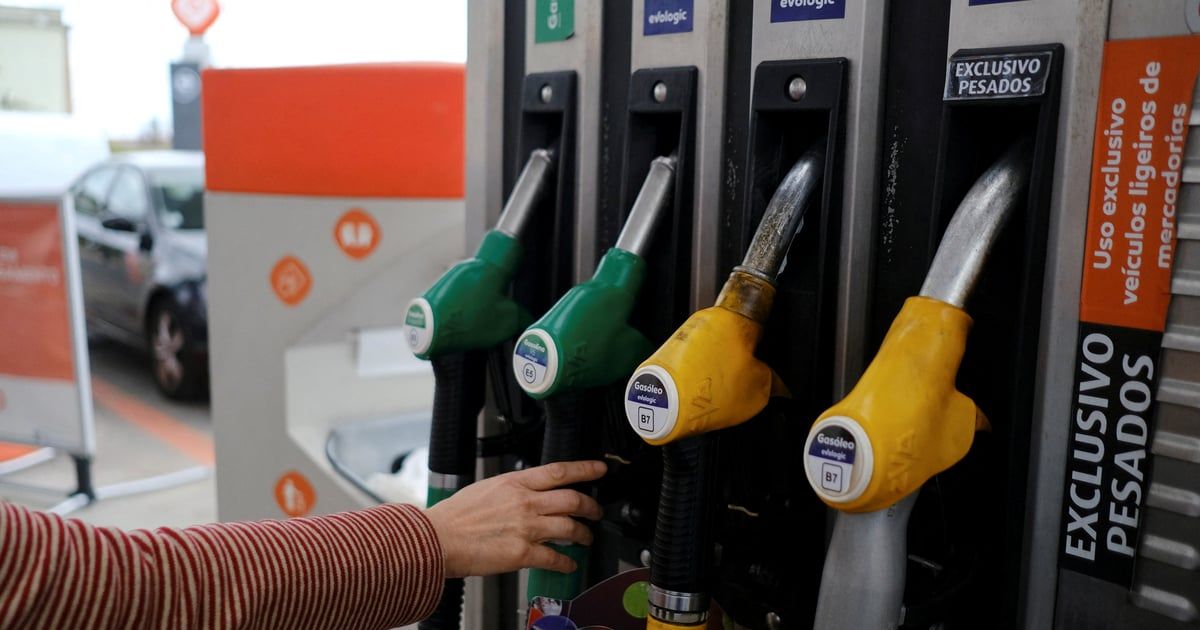 النفط يرتفع مع التوقعات بإبقاء كبار المنتجين على تخفيضات الإنتاج