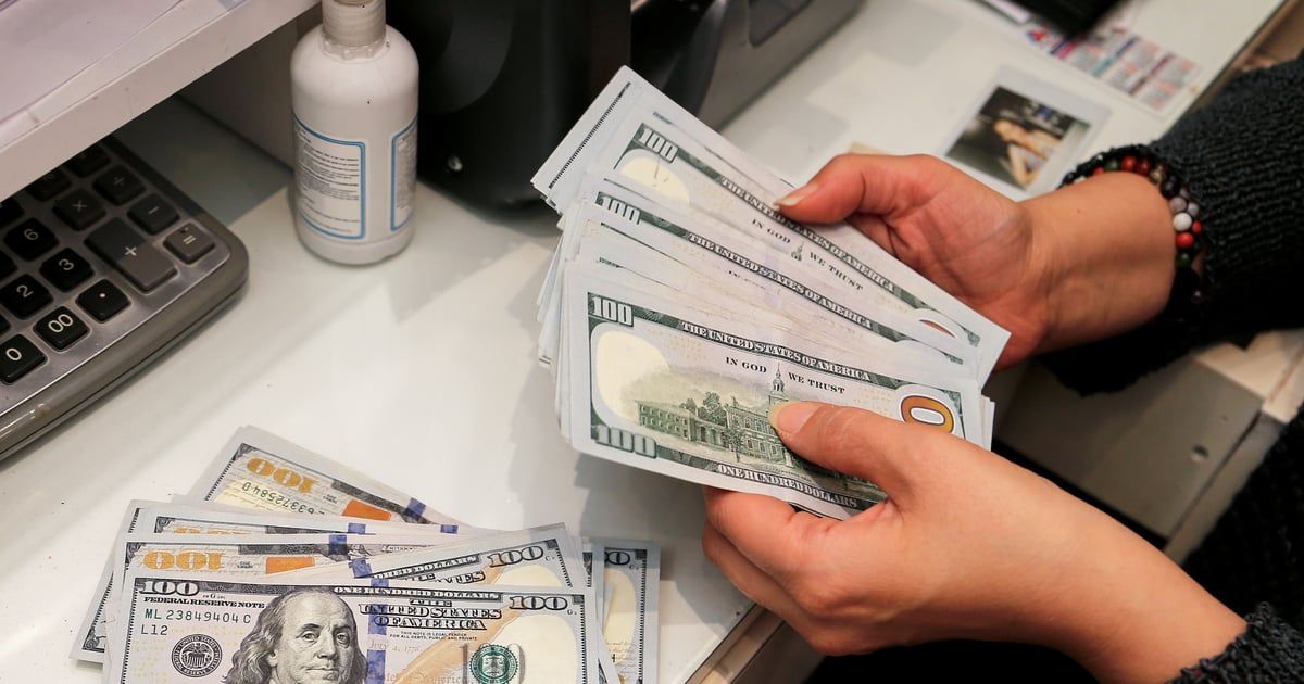 الدولار يرتفع وسط إقبال على أصول الملاذ الآمن