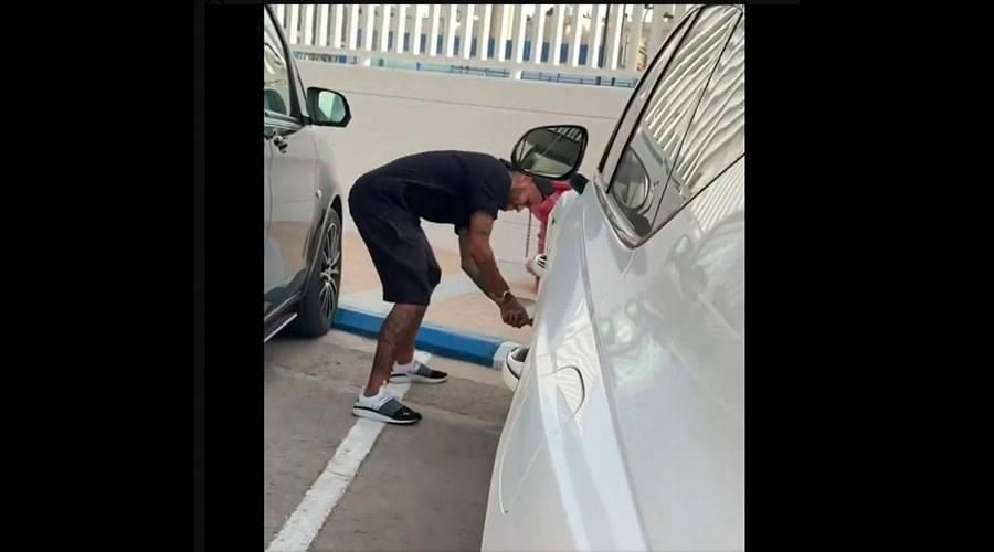 بالسكين.. نيمار يمزق إطار سيارة رينان لودي