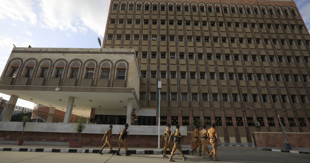 "المركزي اليمني" يوقف تعامله مع 6 بنوك بسبب الحوثيين
