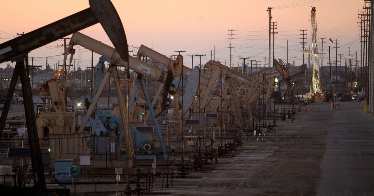 النفط يتراجع بعد ارتفاع مفاجئ في مخزونات البنزين الأمريكية