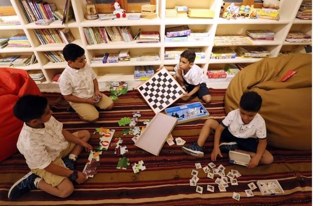 تحدت الفوضى والانقسامات.. عائلة فنان ليبي تحوّل منزلها متحفاً (صور)