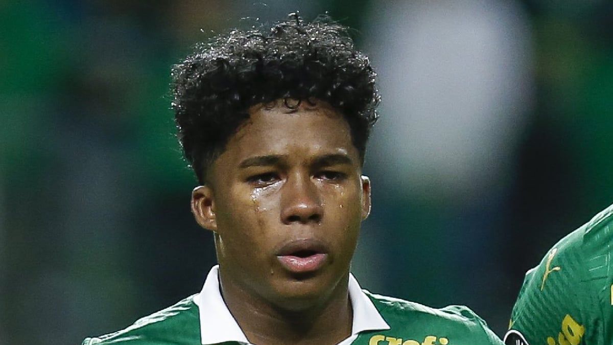 بكاء شديد من لاعب بالميراس قبل الانتقال إلى ريال مدريد (فيديو)