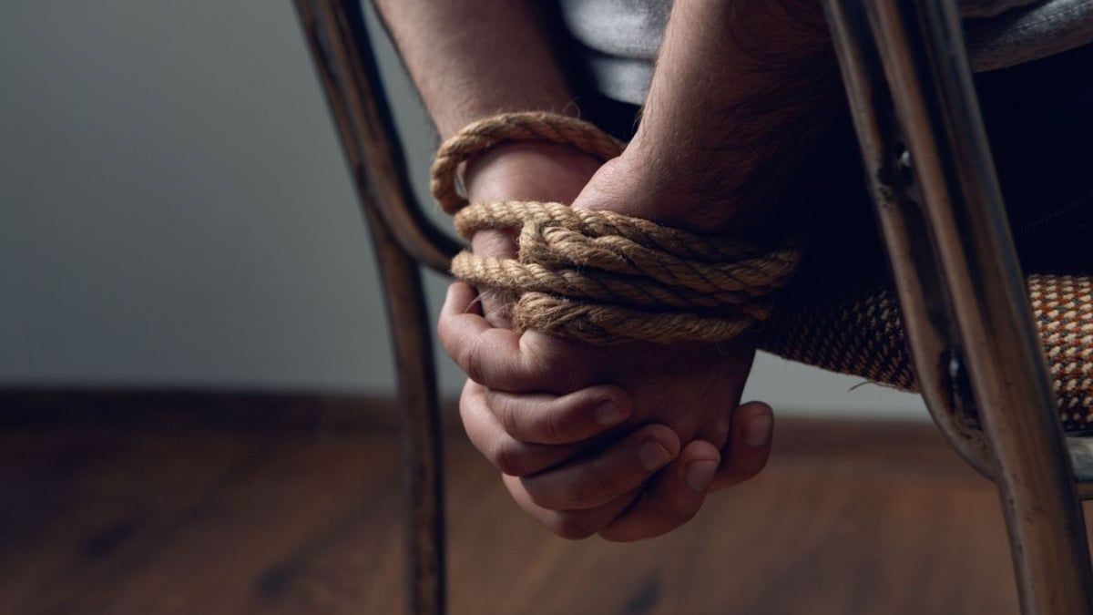 بعد تحريره.. شقيقة المغربي يوسف أمزوز تكشف لـ"الخليج الان" مستجدات وضعه الصحي