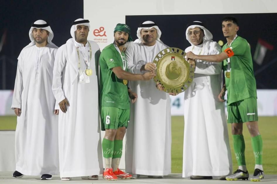 «الأخضران» يحتفلان بالصعود لدوري المحترفين