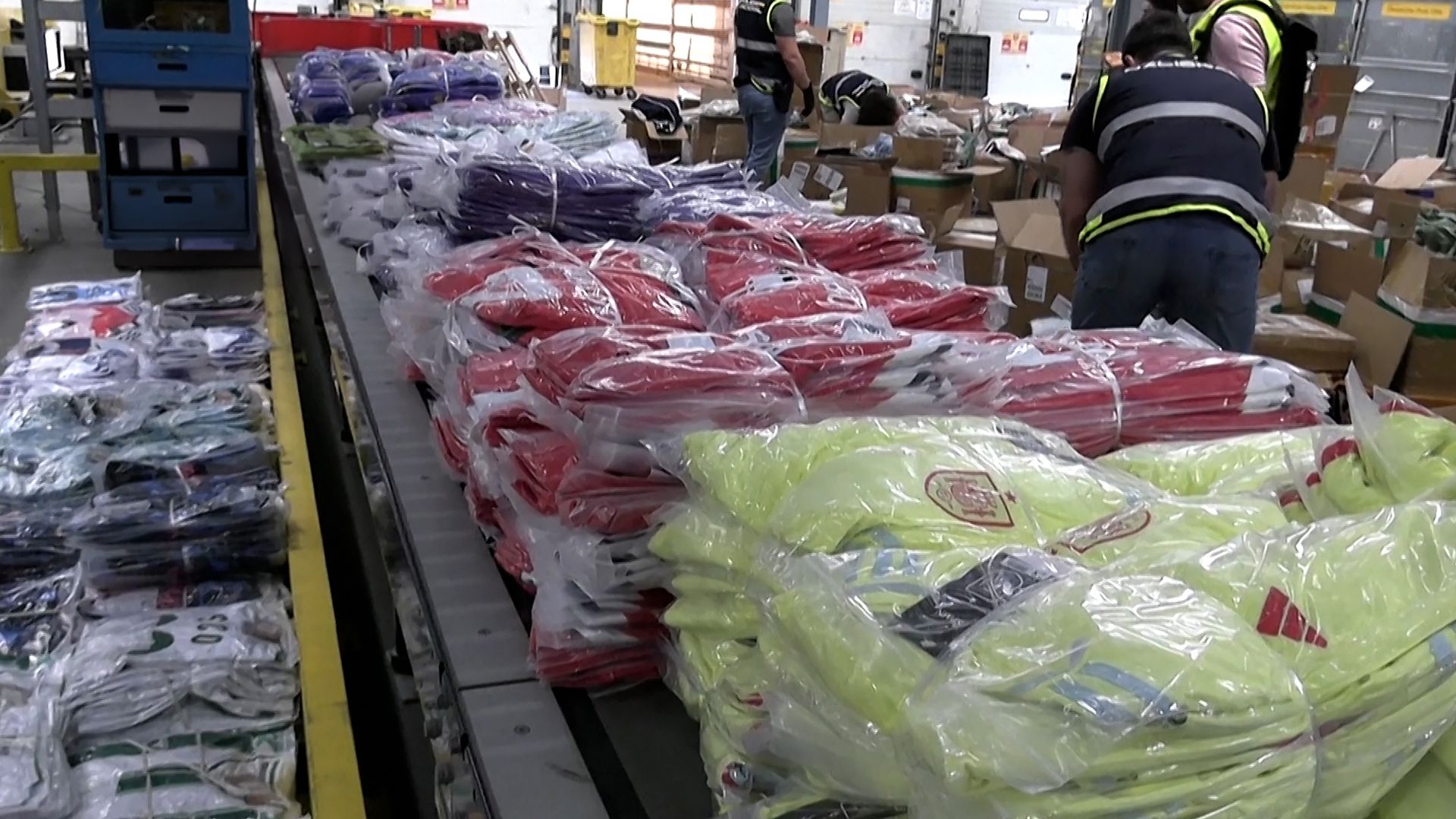 مصادرة أطنان من القمصان المقلّدة قبل نهائي دوري أبطال أوروبا - موقع الخليج الان