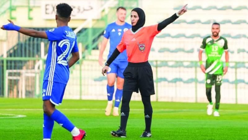 روضة المنصوري أول حكم تقود مباراة في تاريخ الدوري الإماراتي