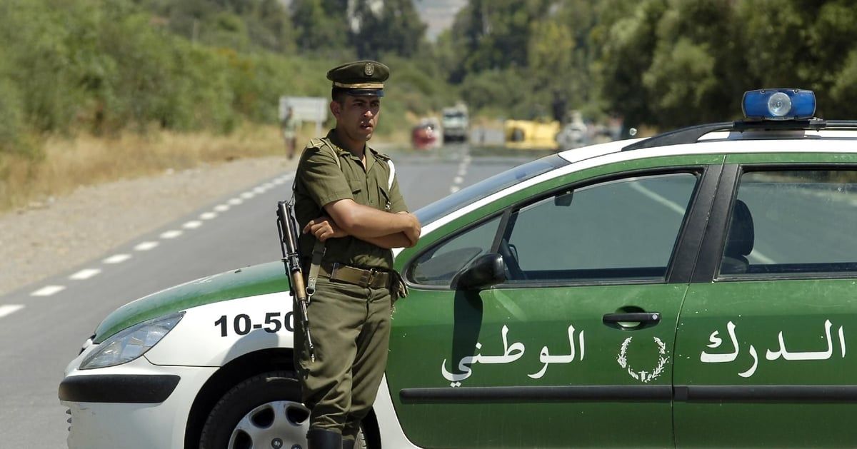 صورة رضيع على قارعة الطريق تثير تعاطفاً عارماً في الجزائر