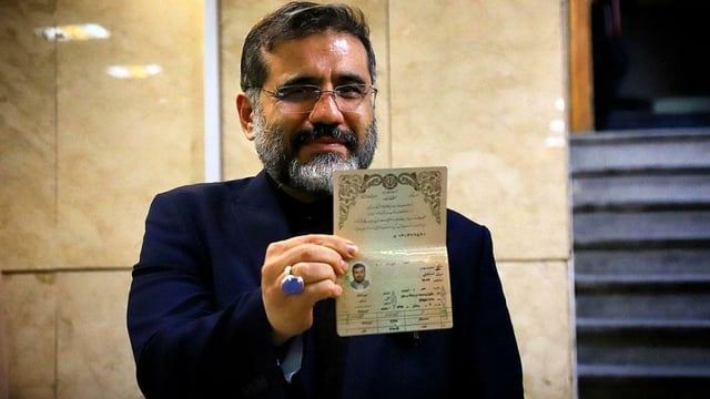 أول وزير في حكومة رئيسي يترشح للانتخابات الإيرانية