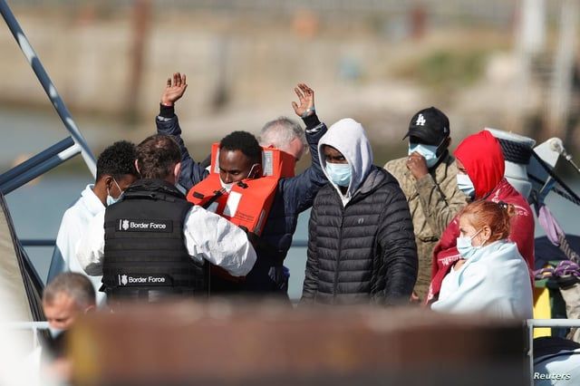 "العمال البريطاني" يتعهد بخفض أعداد المهاجرين حال فوزه بالانتخابات