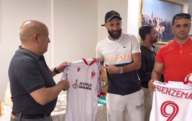 تكريم بنزيما في وهران بالزي الجزائري (فيديو)