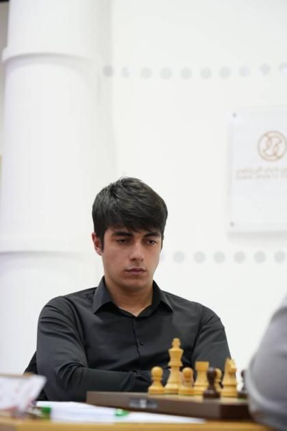 مرادلي ينفرد بصدارة دبي المفتوحة للشطرنج بنصف نقطة