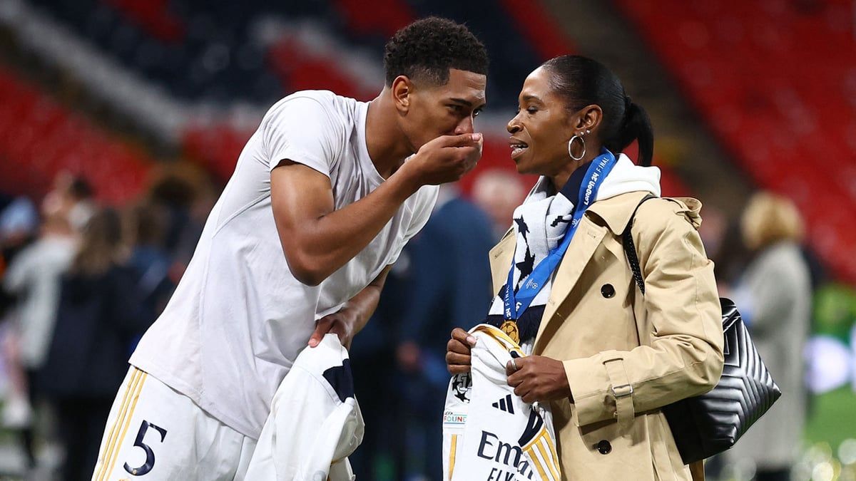 بيلينغهام يهدي والدته ميدالية الفوز بدوري أبطال أوروبا (فيديو)