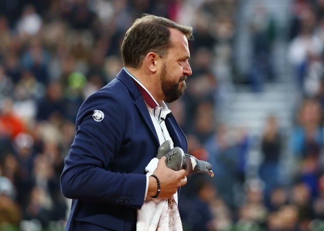 حكم تنس يثير إعجاب الجمهور بعد إنقاذ حمامة في رولان غاروس (فيديو وصور)