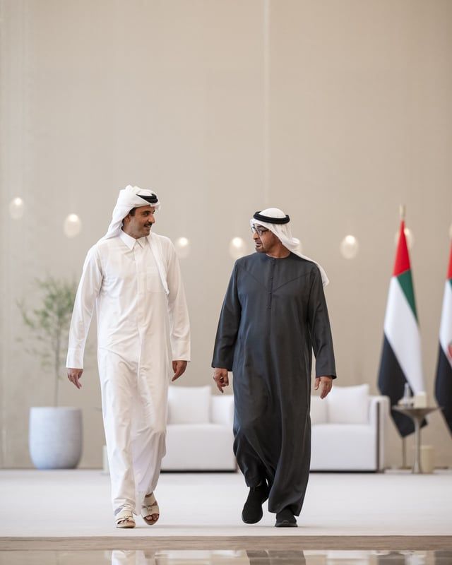 رئيس الإمارات وأمير قطر يبحثان العلاقات الثنائية والمستجدات في المنطقة