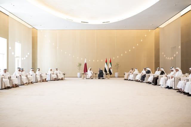 رئيس الإمارات وأمير قطر يبحثان العلاقات الثنائية والمستجدات في المنطقة