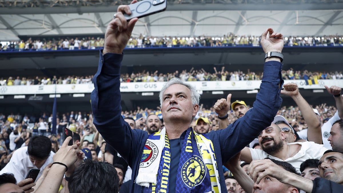 فنربخشة التركي يقدم مورينيو في احتفالية ضخمة (فيديو وصور)