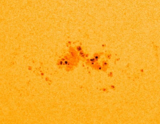 بقعة شمسية نشطة تثير قلق العلماء (صور)