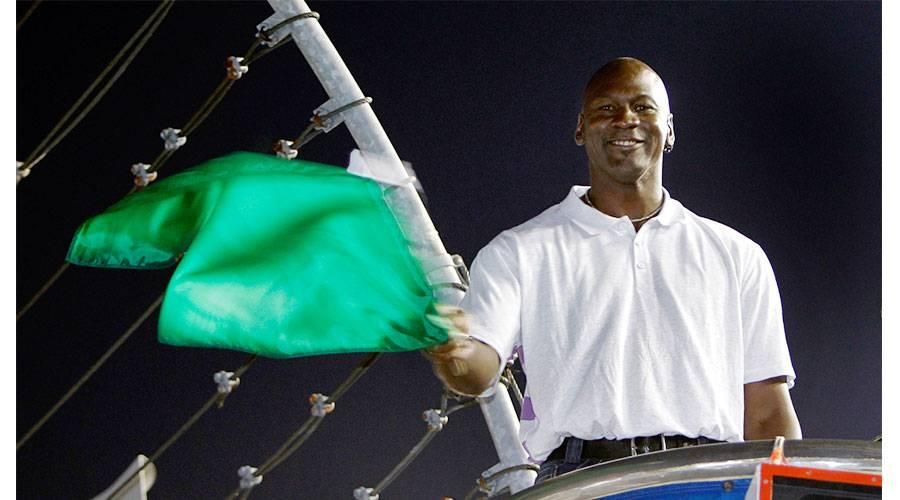 سعر قياسي لبطاقة توقيع الأسطورة مايكل جوردان