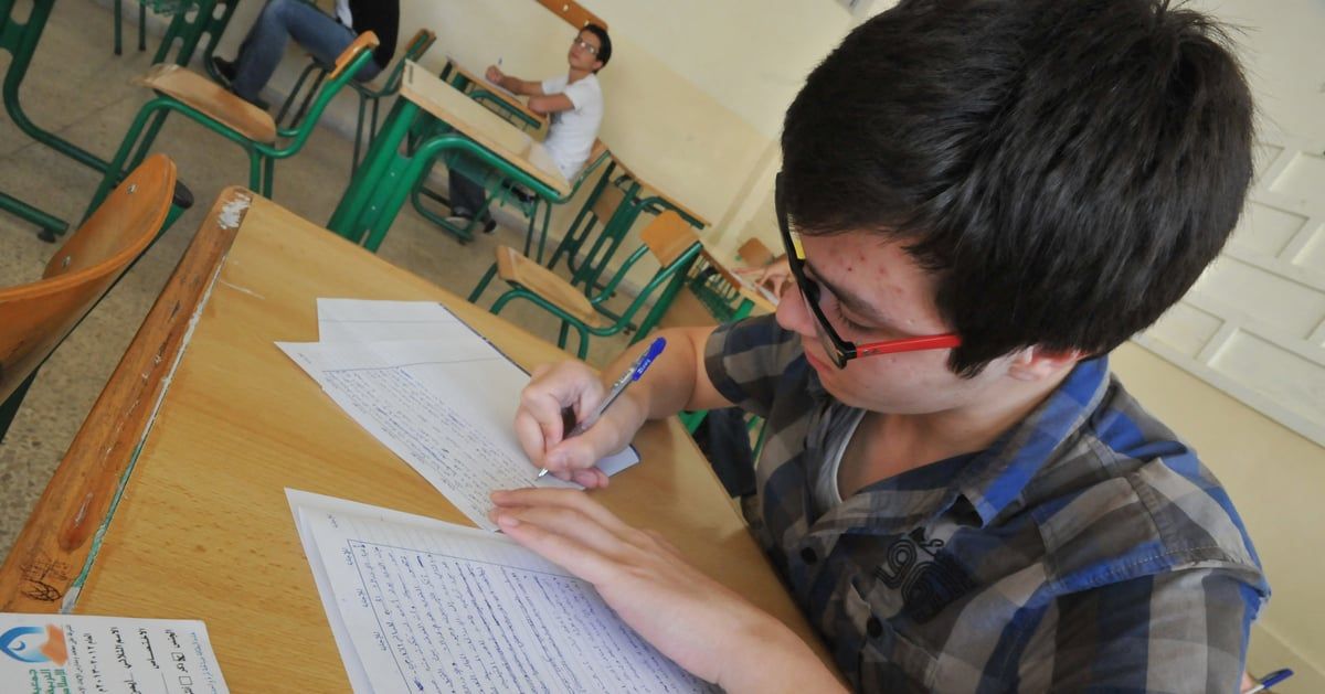 إغماء وبكاء.. امتحان الرياضيات يثير غضب طلاب الثانوية في سوريا (صور)