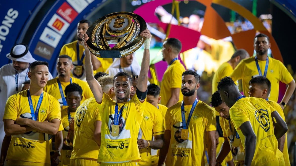 تفاعل كبير من جماهير الوصل الإماراتي مع كلمات فارس عوض (فيديو)