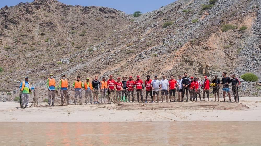 «الشارقة للغوص» ينتشل 500 كيلو من مخلفات الصيد في بحر خورفكان