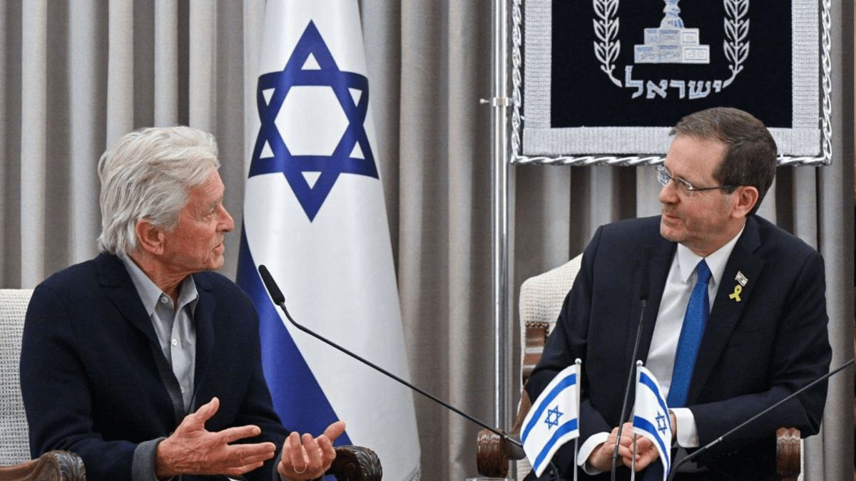 مايكل دوغلاس: المتضامنون مع الفلسطينيين تعرضوا لغسيل دماغ (فيديو)