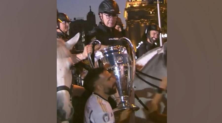 بالفيديو | كارفخال يفاجئ والده بكأس الأبطال أثناء عمله