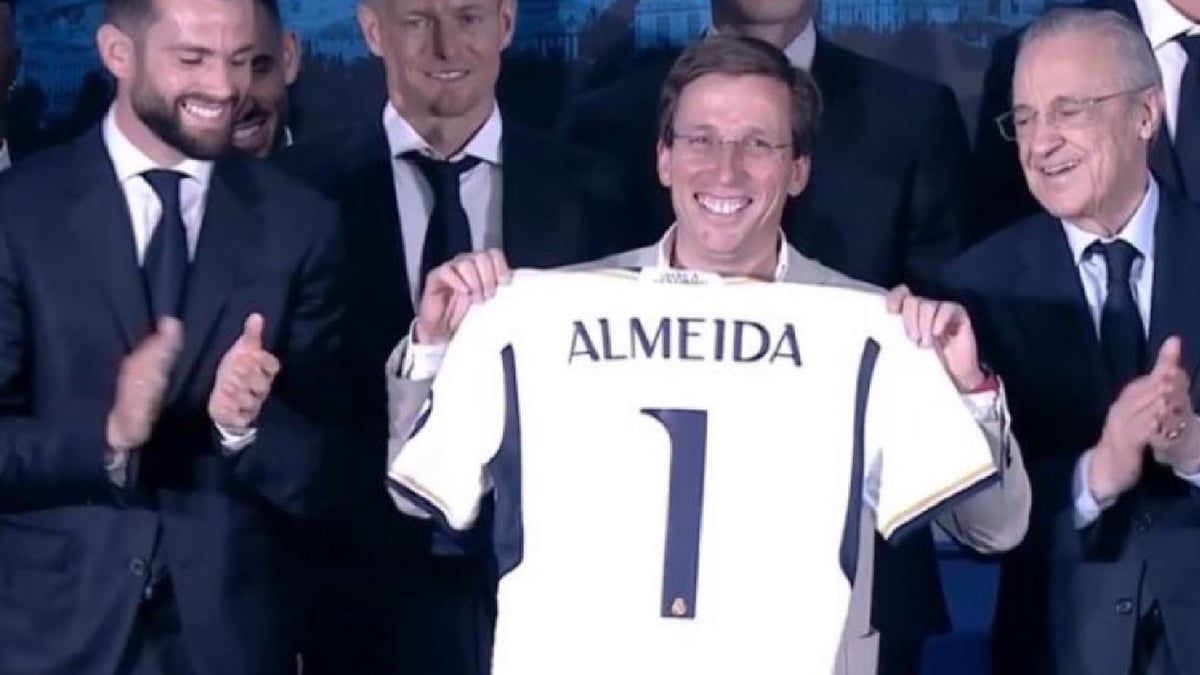 يشجع المنافس.. عمدة مدريد يخضع للريال (فيديو)
