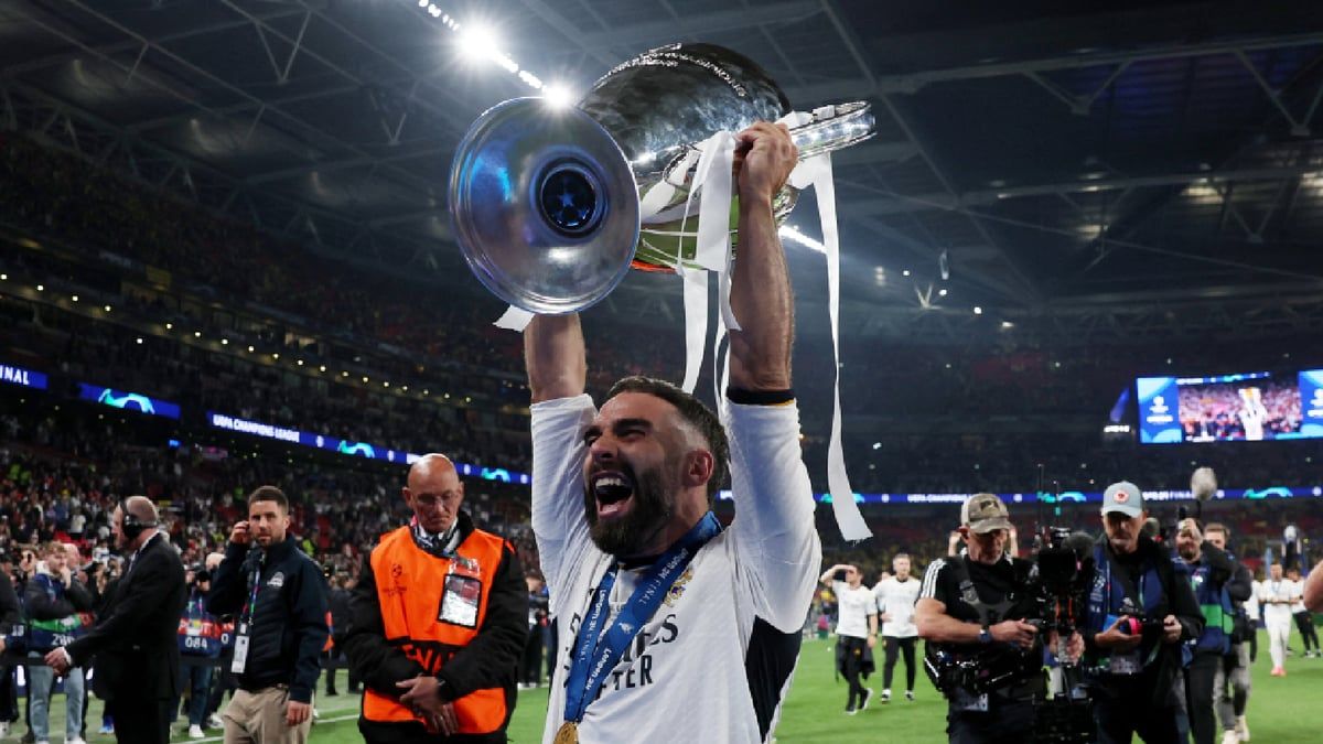 مفاجأة رائعة.. والد كارفخال يحمي موكب احتفالات ريال مدريد (فيديو)