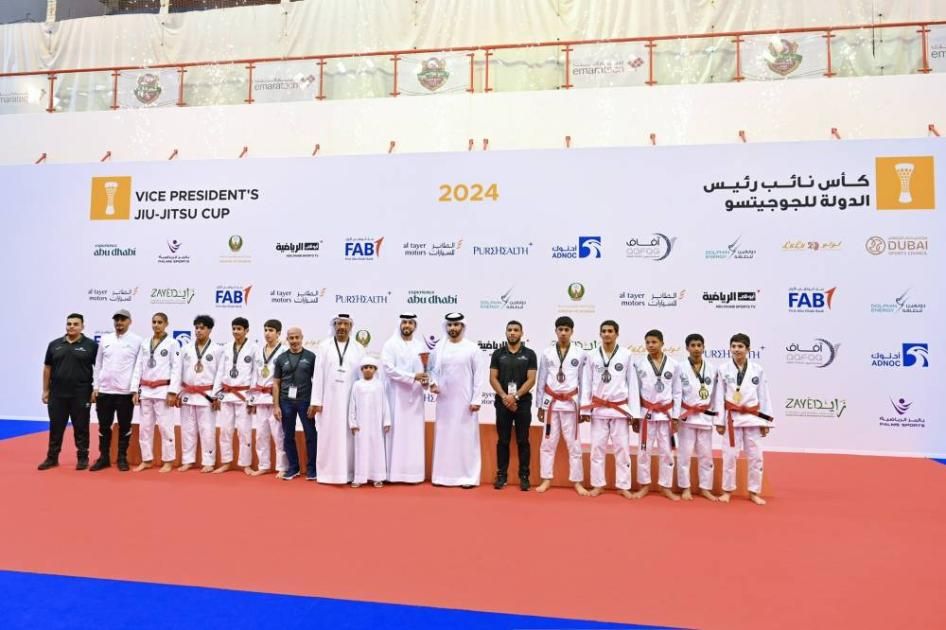 منصور بن محمد يتوج أبطال كأس نائب رئيس الدولة