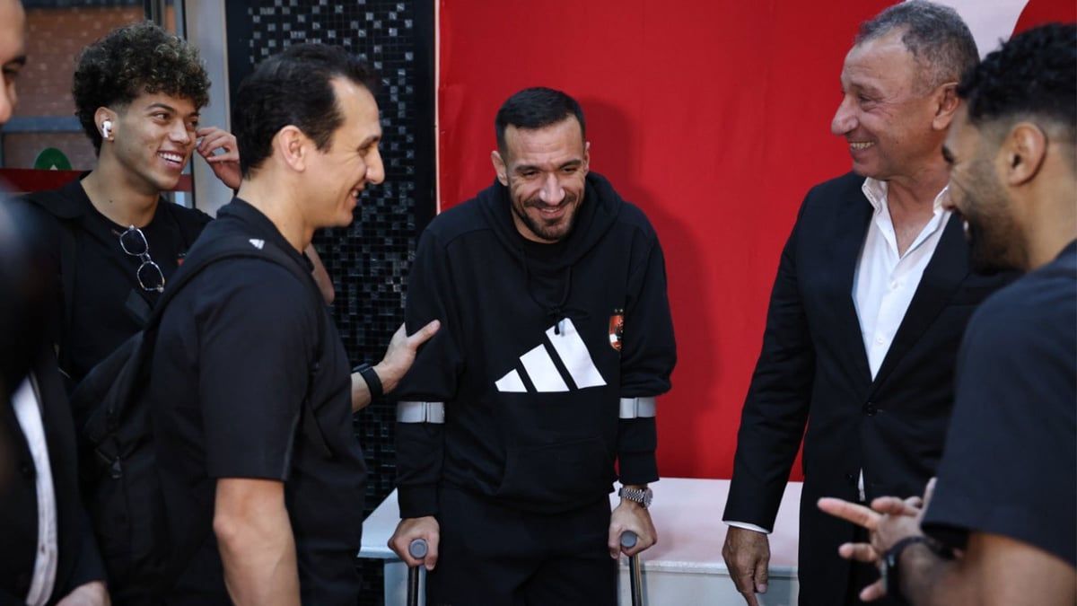 رغم سيره على عكازات.. علي معلول يتواجد في حفل تدشين استاد الأهلي