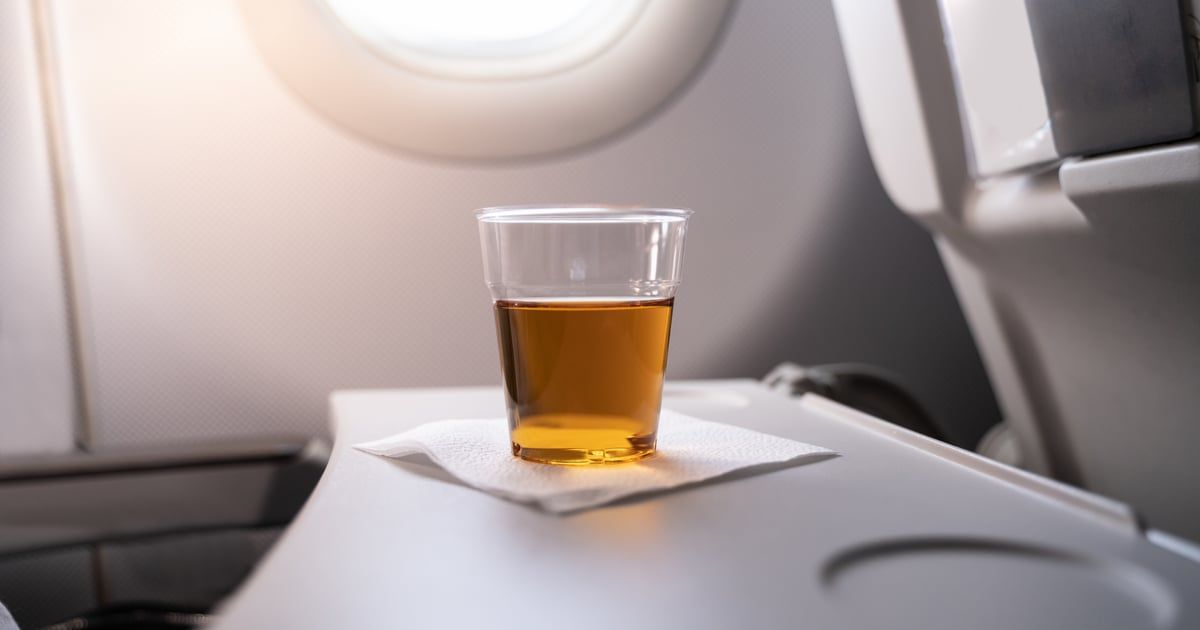 شرب الكحول على متن الطائرة قد يؤدي إلى الموت