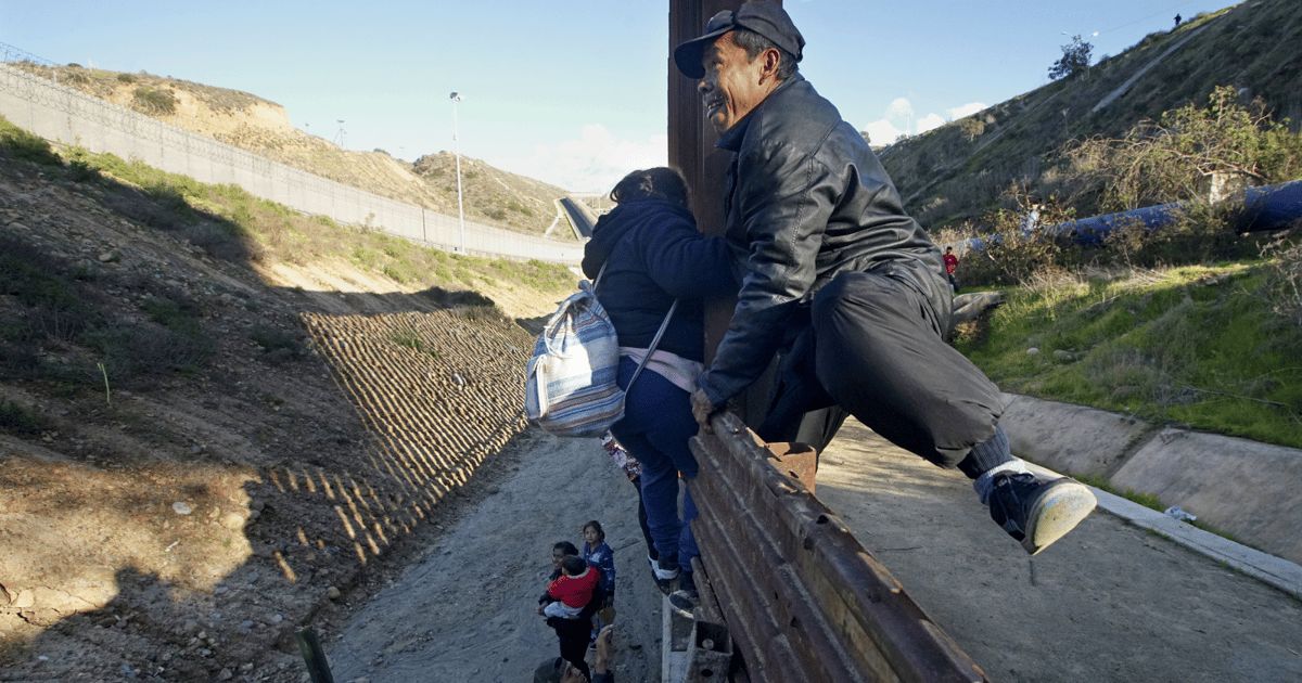 واشنطن تعتزم إصدار قرار لتقليل أعداد اللاجئين عبر المكسيك