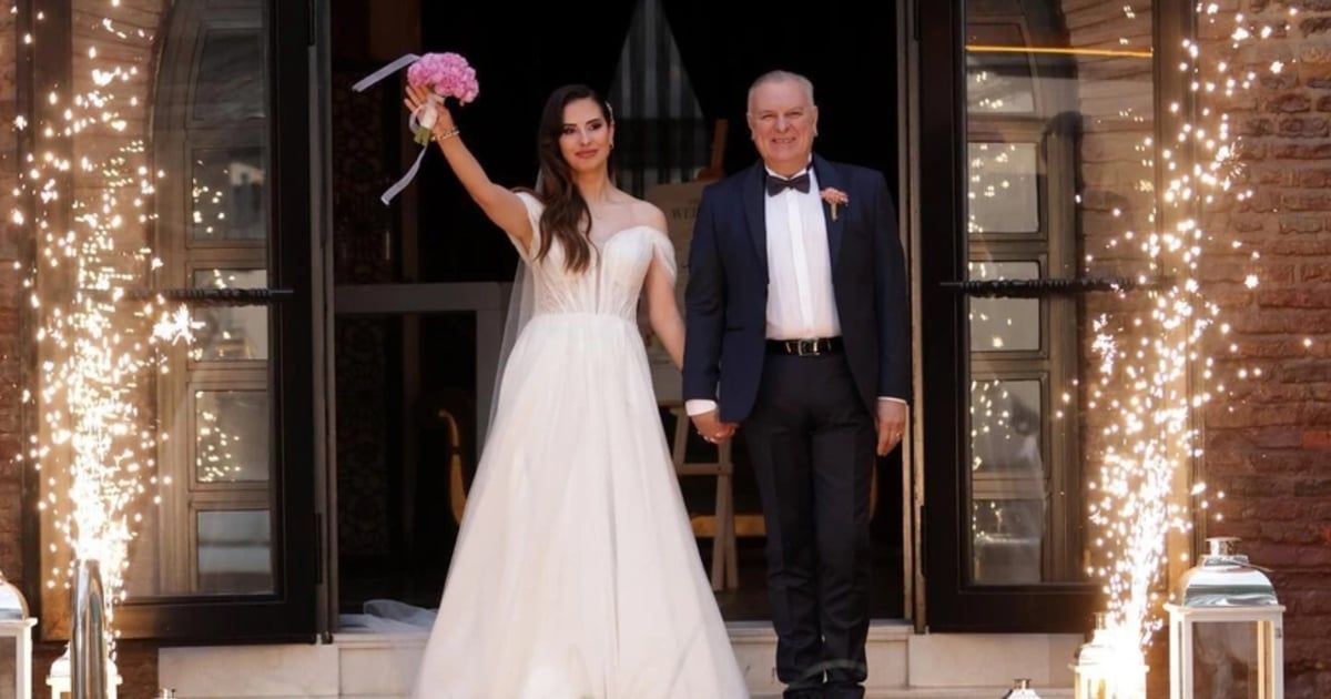 الممثل التركي بوراك سيرغن يتزوج من شابة تصغره بـ 26 عاما (صور)